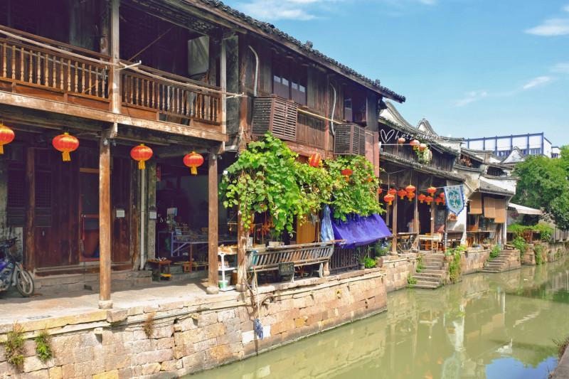 碧波逐流层层浪 一城清水入画来